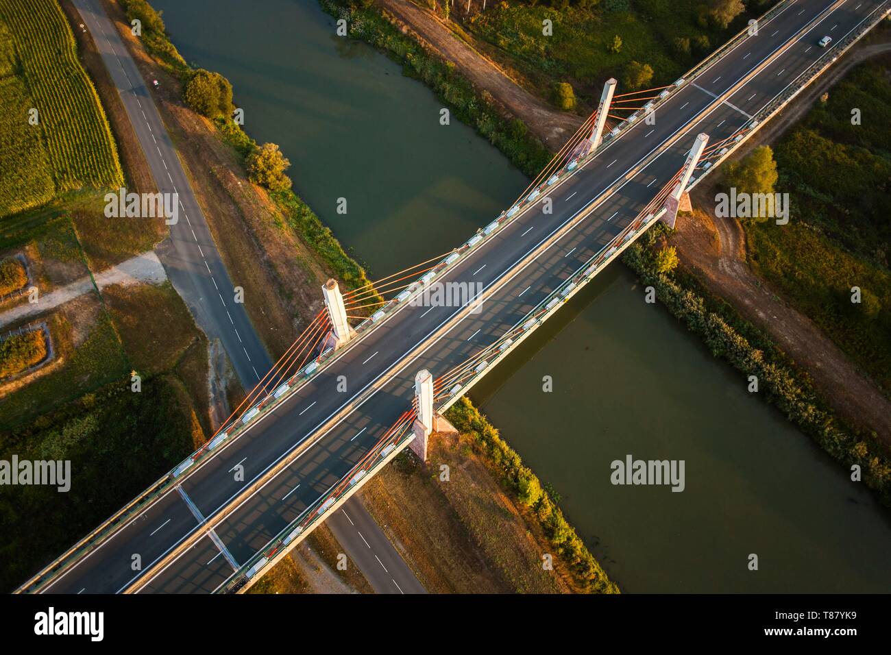 Francia, Pirenei Atlantiques, crogiolatevi paese, Guiche, Guienne semi arpa cavo ponte ponte (vista aerea) Foto Stock