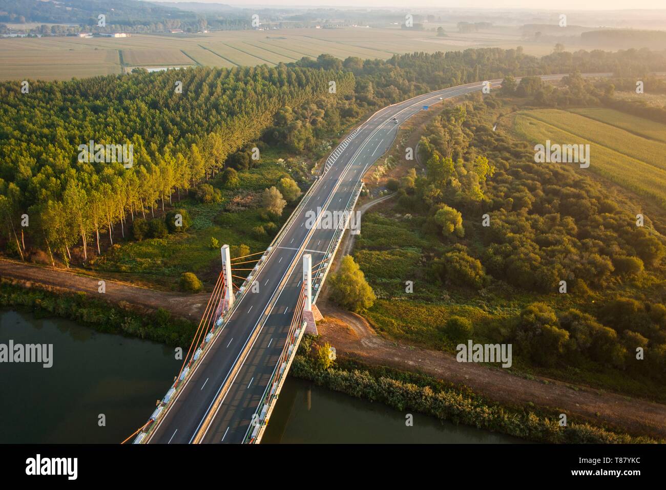 Francia, Pirenei Atlantiques, crogiolatevi paese, Guiche, Guienne semi arpa cavo ponte ponte (vista aerea) Foto Stock