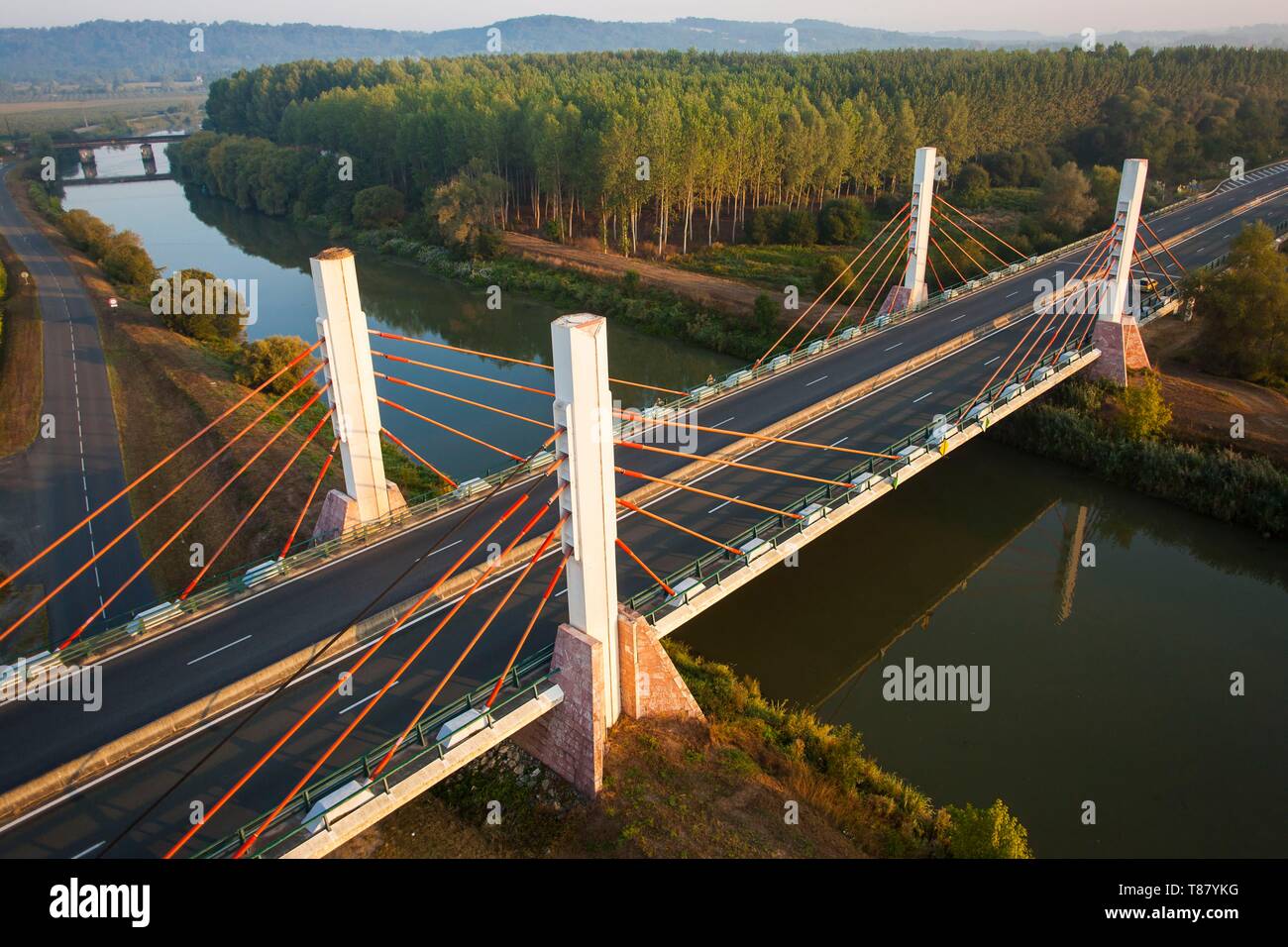 Francia, Pirenei Atlantiques, crogiolatevi paese, Guiche, Guienne semi arpa cavo ponte ponte (vista aerea) Foto Stock