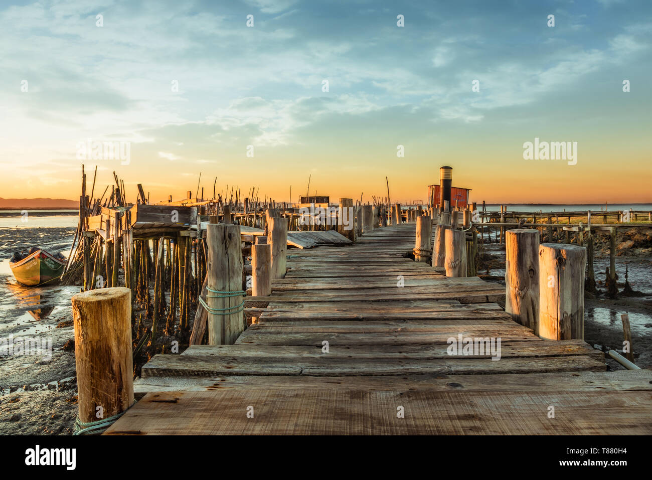 Palafitic pier, legno pier, dock, ormeggio, Portogallo, Setúbal, Tróia, comporta, vecchie barche, Old Ship, spiaggia, Baia Foto Stock
