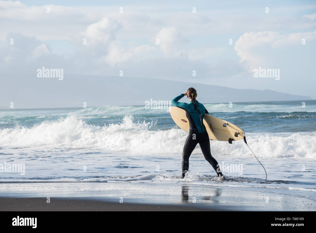 La ragazza con la tavola da surf Foto Stock