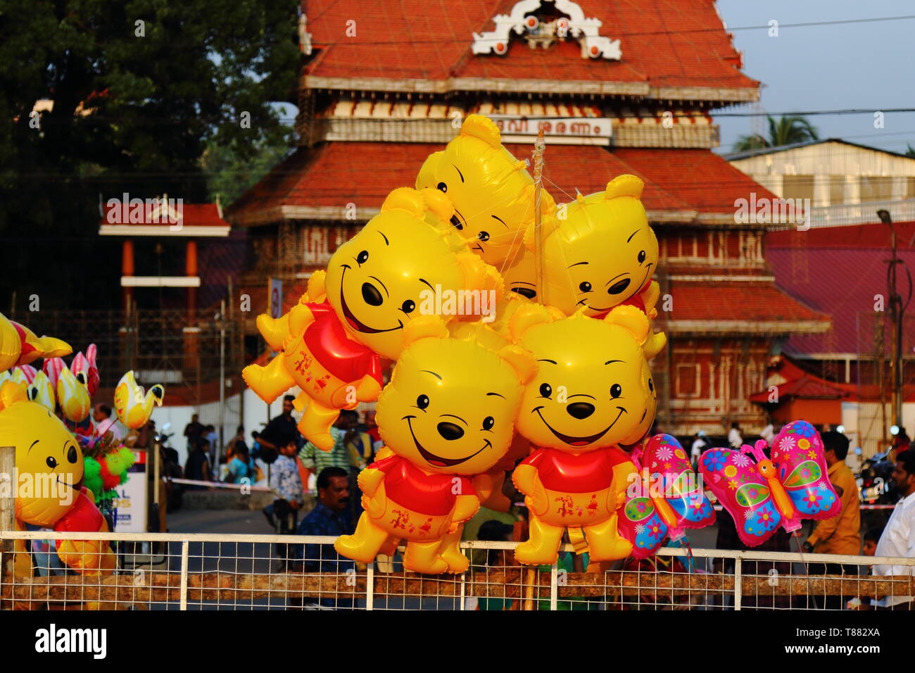 Giocattolo di strada i venditori con sorridente giocattoli per attrarre i bambini. La vita quotidiana in strada per foo. Una vista da Thrisoor pooram 2019 Foto Stock