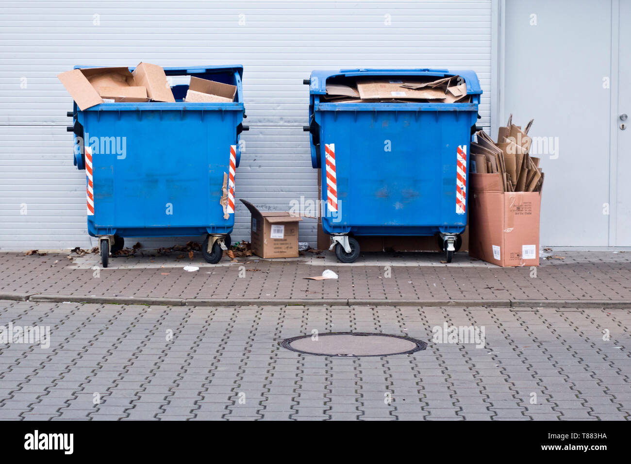Blu di grandi contenitori di rifiuti per il riciclaggio della carta Foto Stock