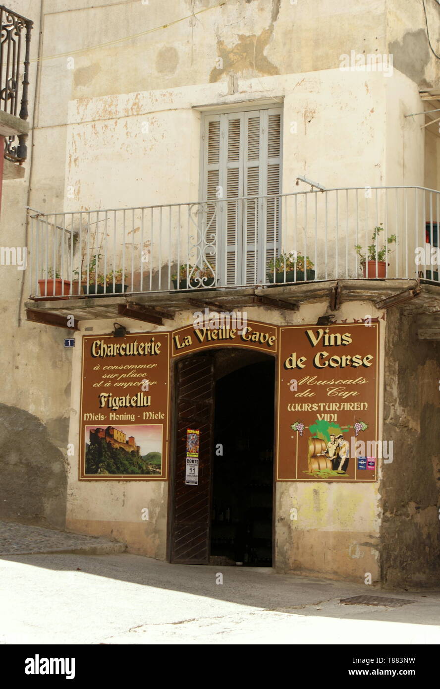 Villaggio locale wine bar e i salumi, Corte, Corsica, Francia Foto Stock