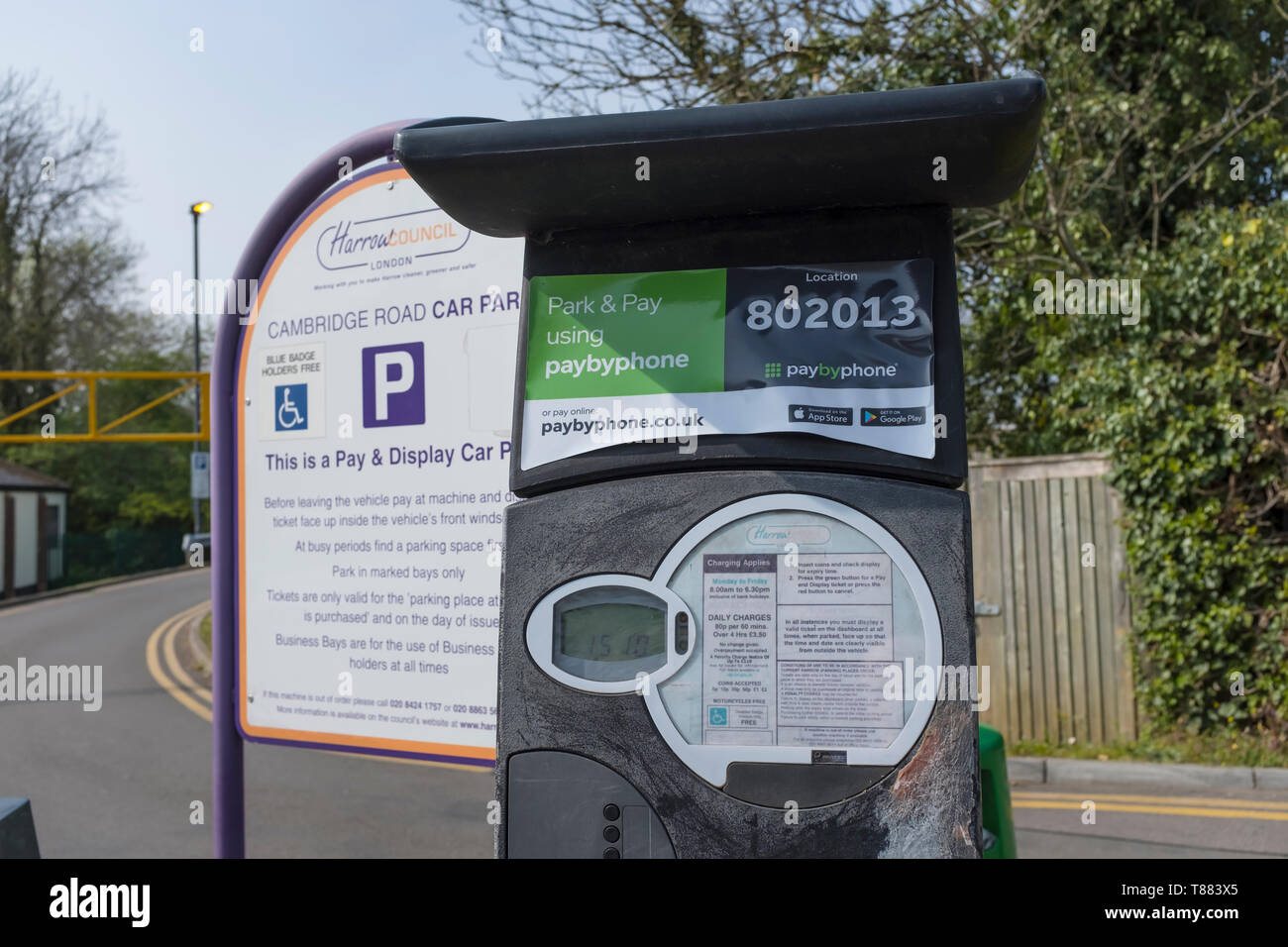 Parcheggio macchina nel parcheggio di un sobborgo di Londra. Foto Stock
