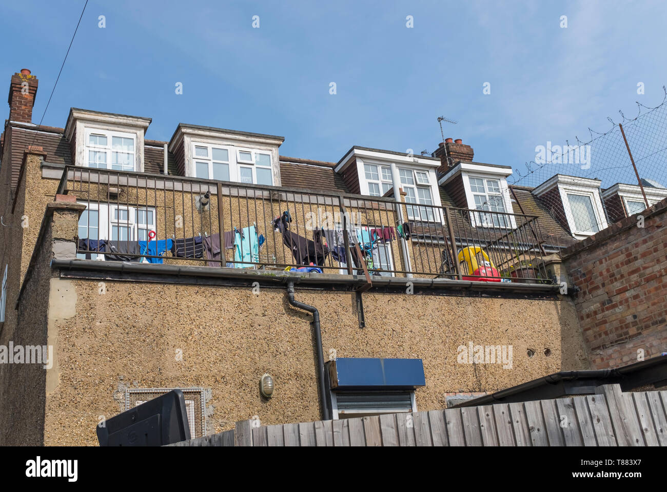 Il lavaggio appesi ad asciugare sul tetto a terrazza di un appartamento nella periferia della città. Foto Stock
