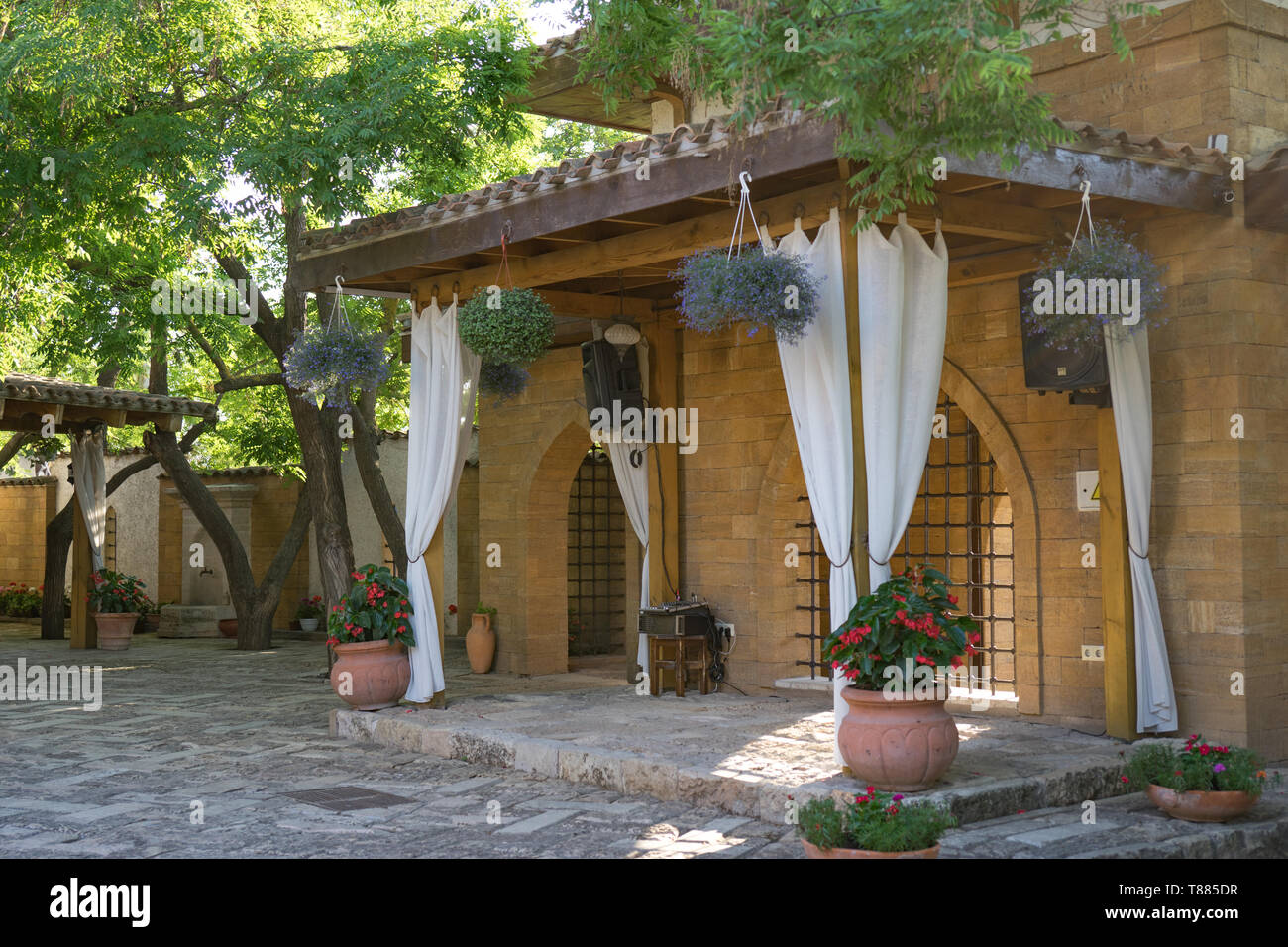 Evpatoria, Crimea-maggio 25, 2018: il cortile del ristorante Crimea cucina tartara Jeval Foto Stock