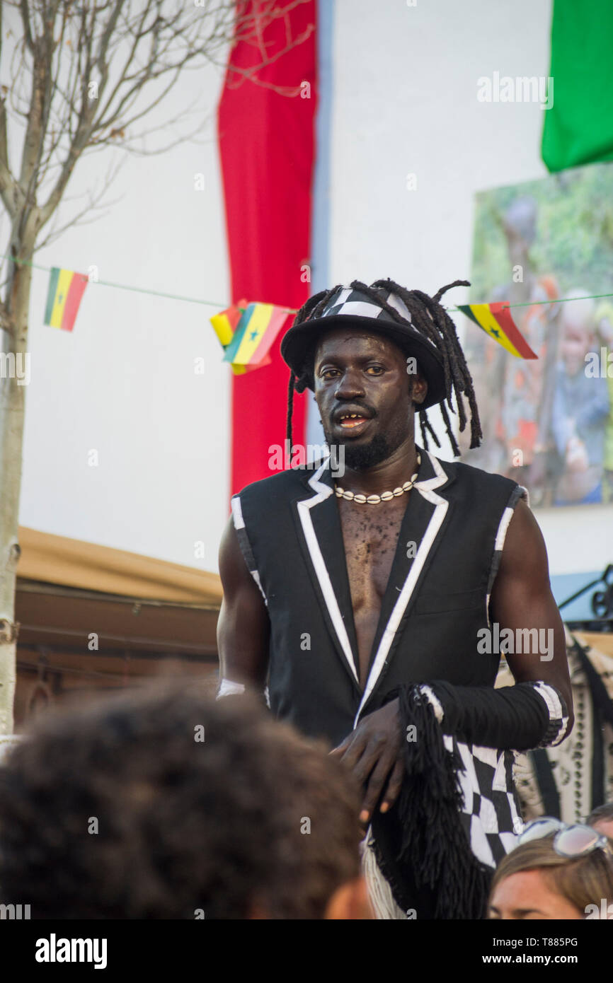 Fuengirola, Spagna. 03 maggio, 2019, Feria de los Pueblos, XXV anniversario del mondo popolare di fiera. Incontro culturale dei paesi e delle regioni. Senegal stand. Foto Stock