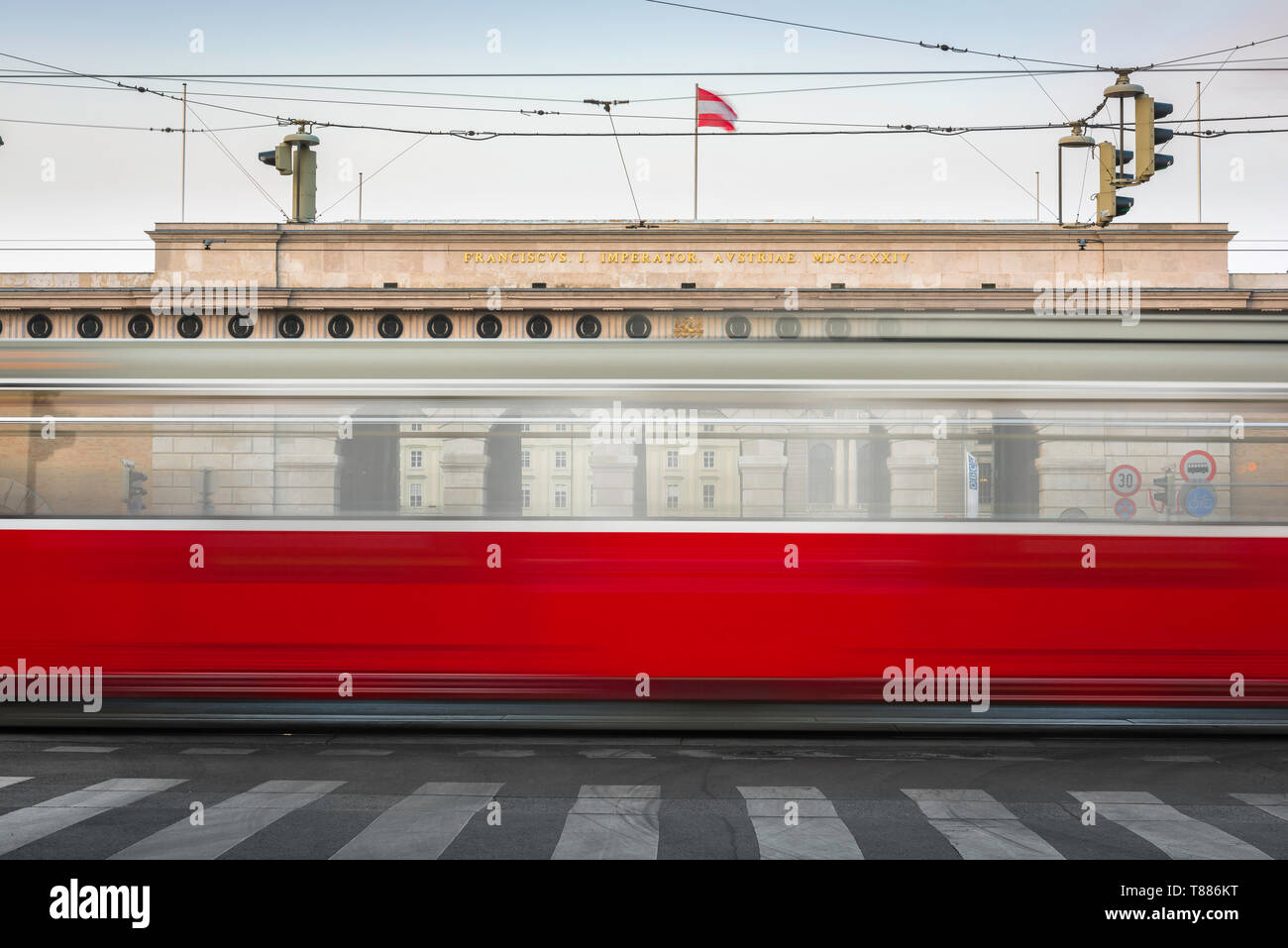 La città di Vienna trasporti, vista di un tram sulla Ringstrasse di Vienna velocizzando il passato (Heldenplatz) entrata del Palazzo di Hofburg, Austria. Foto Stock