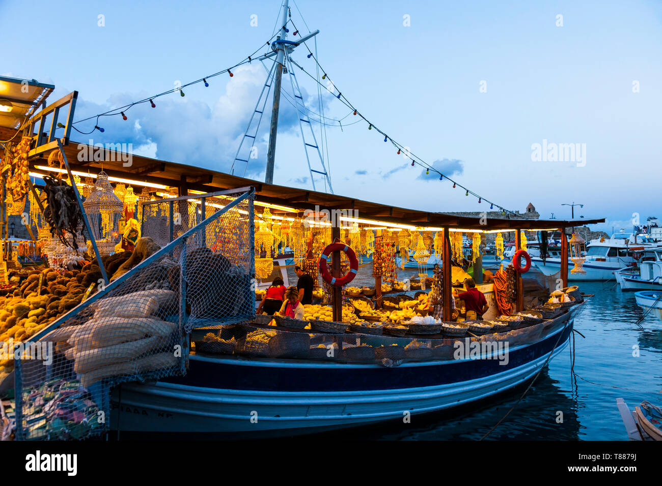 Venta de souvenir y productos del mar en el puerto comercial, Ciudad de Rodas, Isla de Rodas, Dodecaneso, Grecia, Mar Mediterráneo Foto Stock