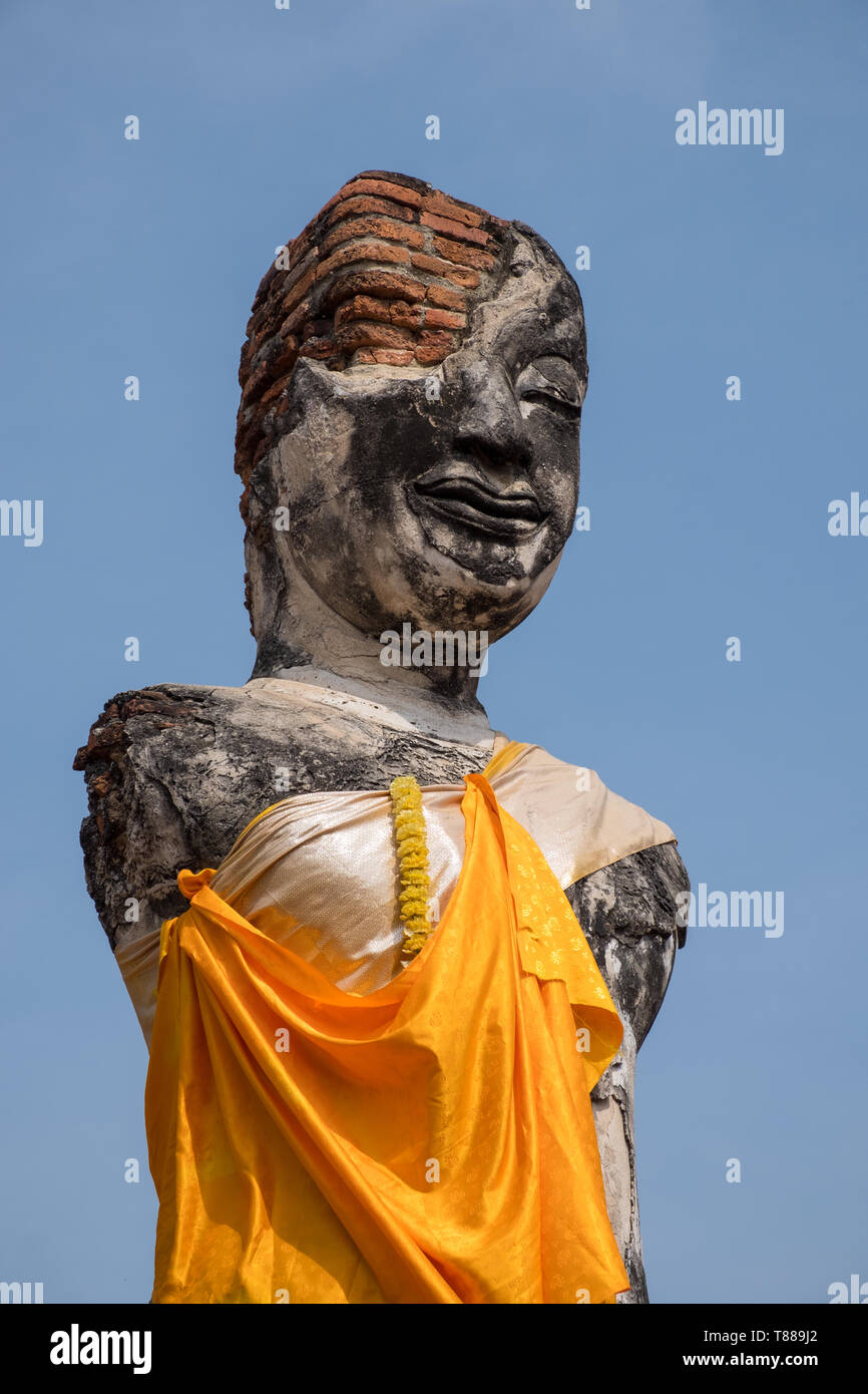 Statue di Buddha nel tempio di Wat Yai Chai Mongkol In Ayutthaya vicino a Bangkok. Foto Stock