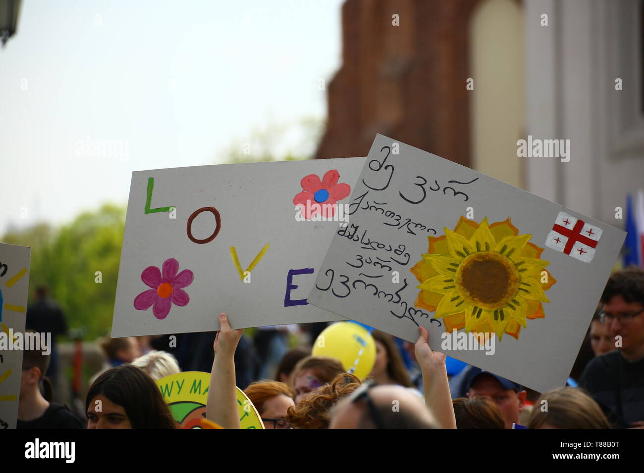 Varsavia, Polonia. 11 Maggio, 2019. Gli attivisti e i membri della Fondazione Robert Schuman tenere pro Unione parade (Parada Schumana) in anticipo delle elezioni del Parlamento europeo. Credito: Jakob Ratz/Pacific Press/Alamy Live News Foto Stock