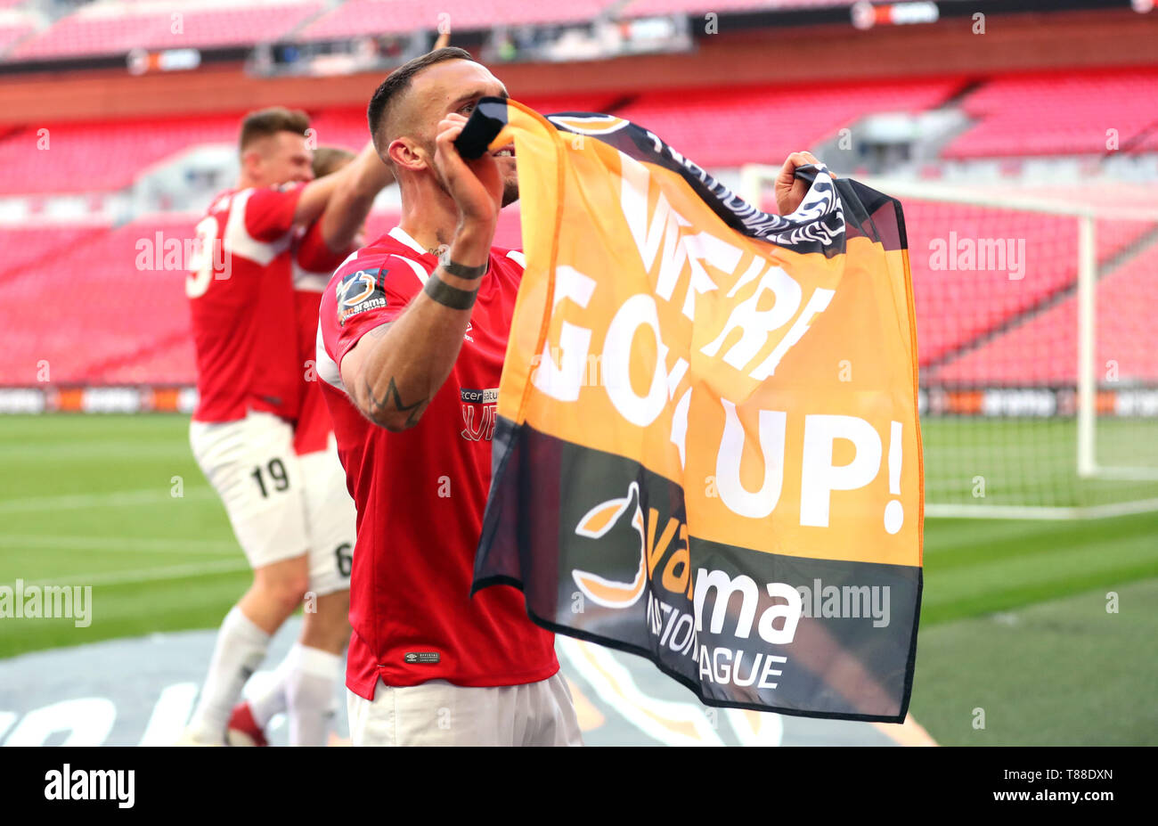 Salford City's Liam Hogan festeggia dopo aver vinto il Vanarama lega nazionale Play-off finale allo stadio di Wembley, Londra. Foto Stock