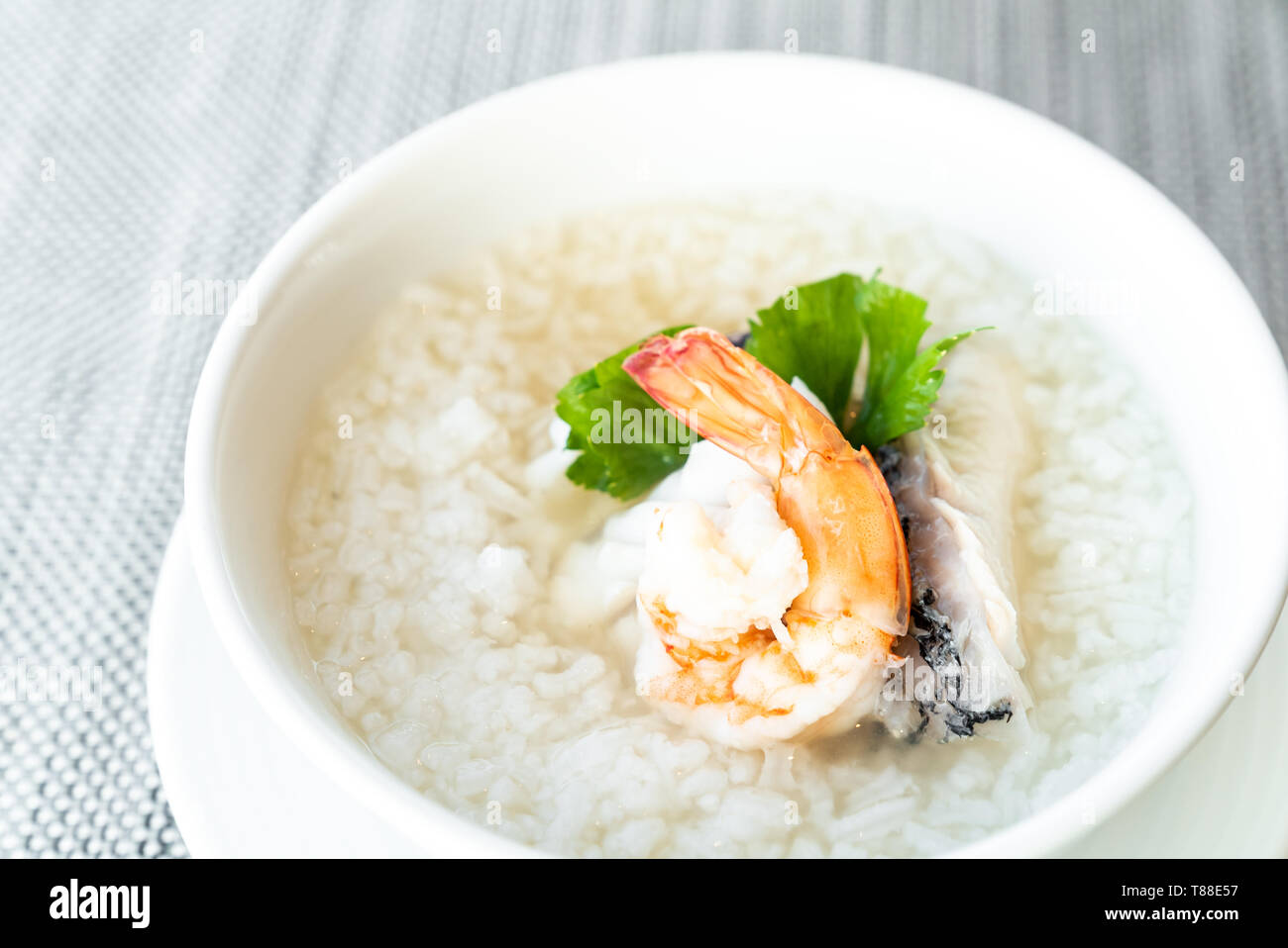 Frutti di mare di gamberi e branzino riso bollito Foto Stock