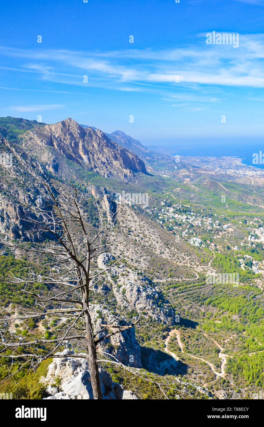 Immagine verticale della bellissima regione di Kyrenia e mediterraneo a Cipro del Nord prese dall'antica San Hilarion Castello. Foto Stock