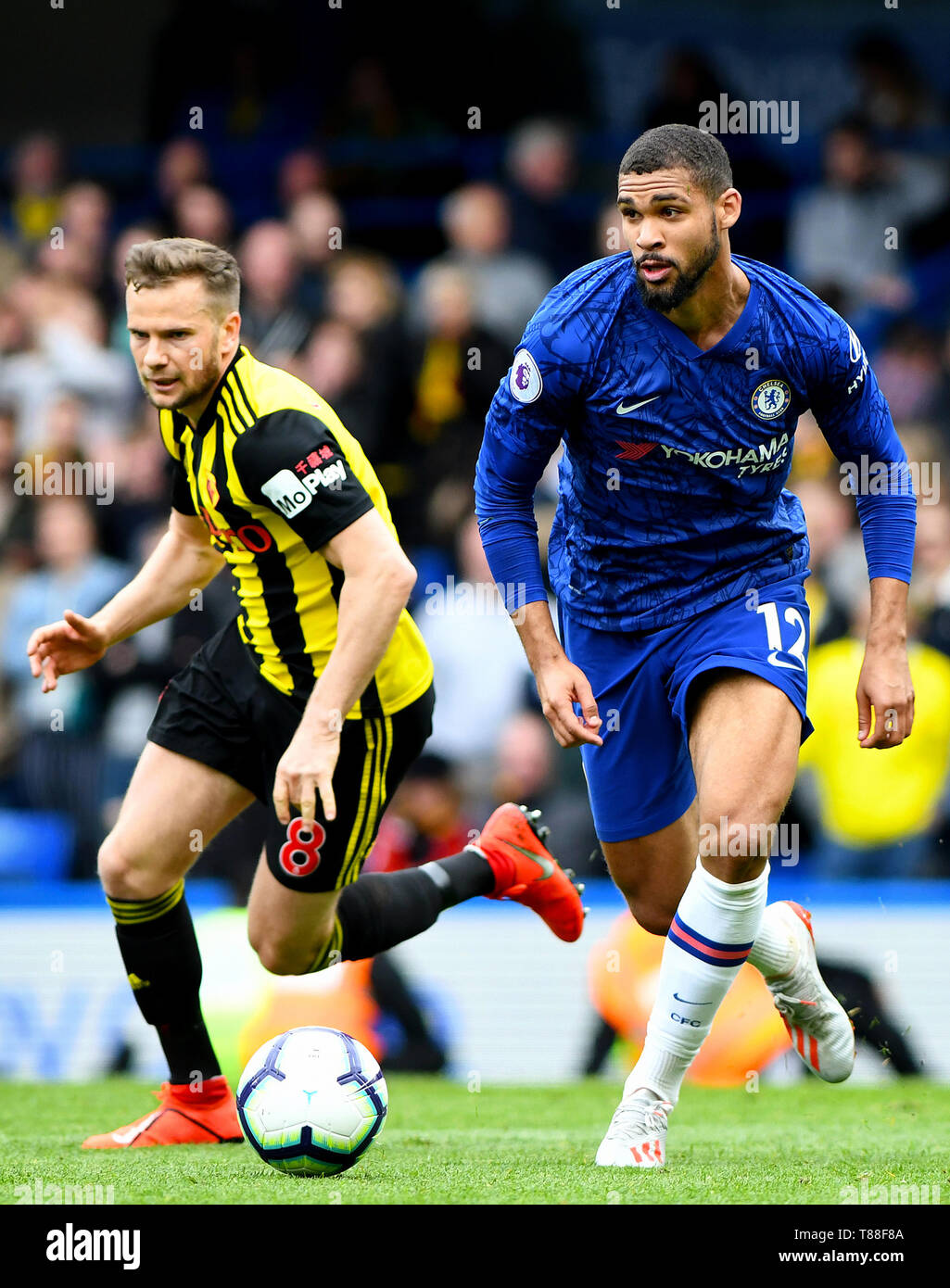 Ruben Loftus-Cheek di Chelsea e Tom Cleverley di Watford - Chelsea v Watford, Premier League, Stamford Bridge, Londra - 5 maggio 2019 solo uso editoriale - DataCo restrizioni si applicano Foto Stock