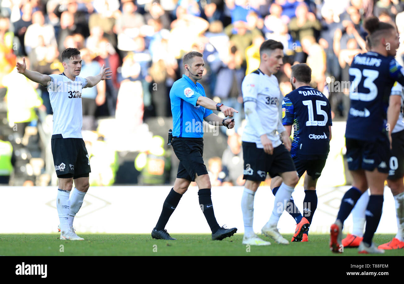 Arbitro della corrispondenza Craig Pawson awards una pena poi cambia la sua mente durante la Sky scommessa campionato Play-off, Semi Finale, la prima gamba al Pride Park, Derby. Foto Stock