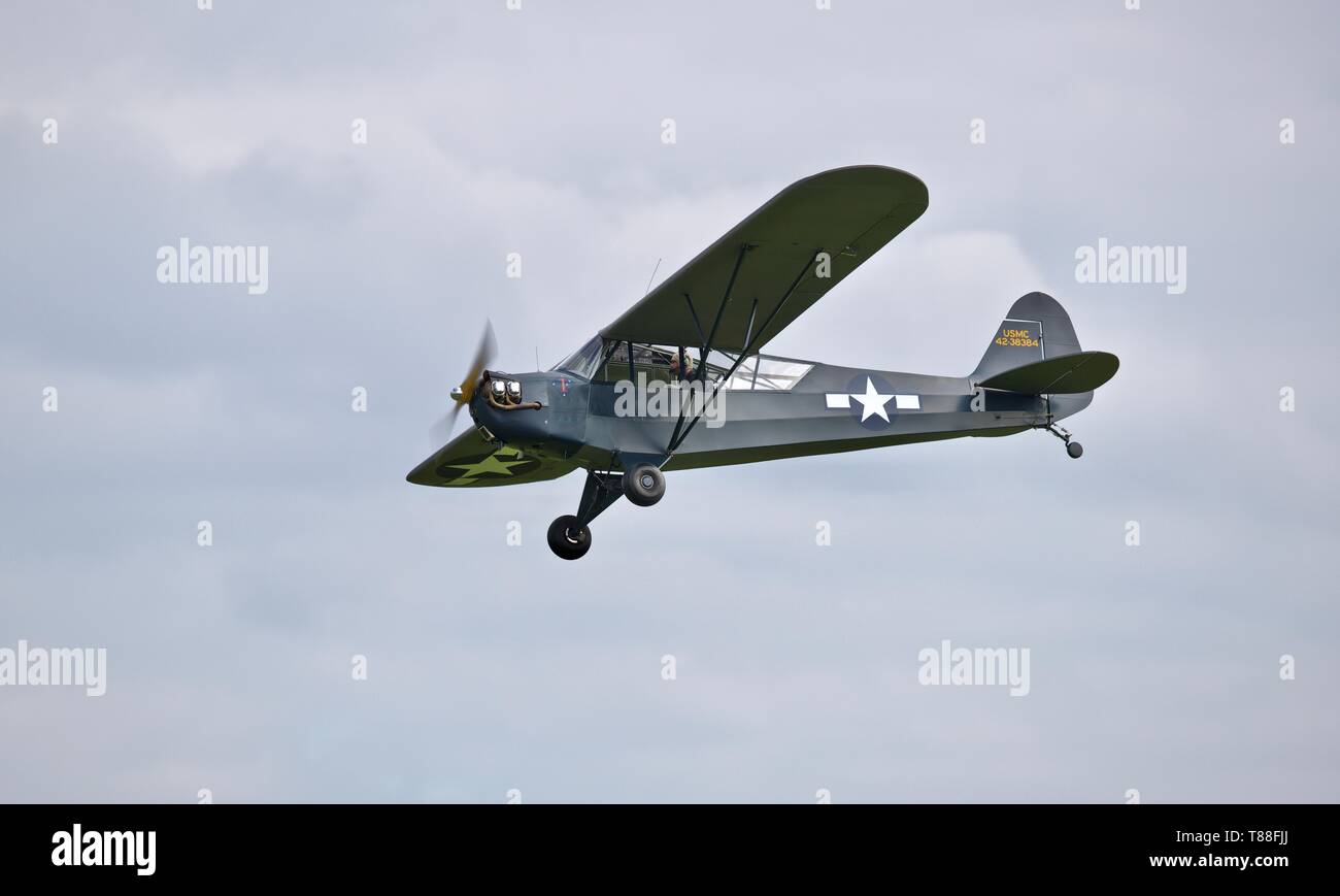 Piper L-4j Grasshopper battenti a Shuttleworth Season premiere airshow il 5 maggio 2019 Foto Stock