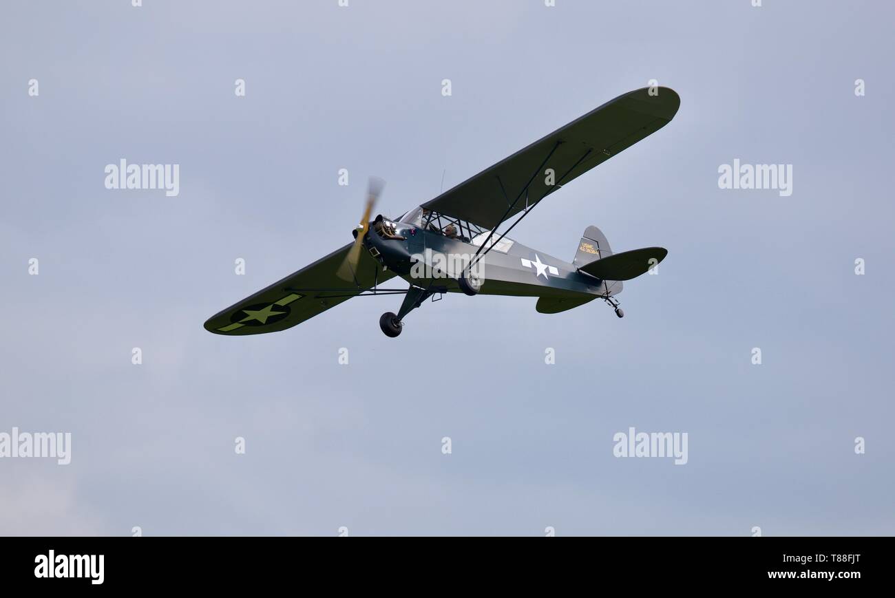 Piper L-4j Grasshopper battenti a Shuttleworth Season premiere airshow il 5 maggio 2019 Foto Stock