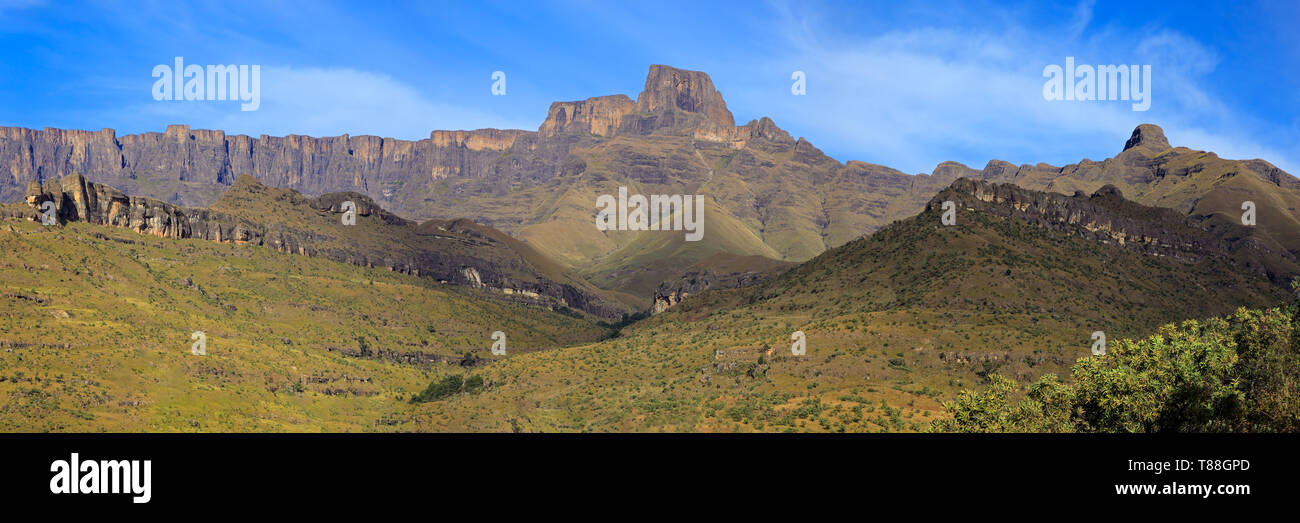 Vista panoramica sull'anfiteatro delle montagne Drakensberg, Royal Natal National Park, Sud Africa Foto Stock