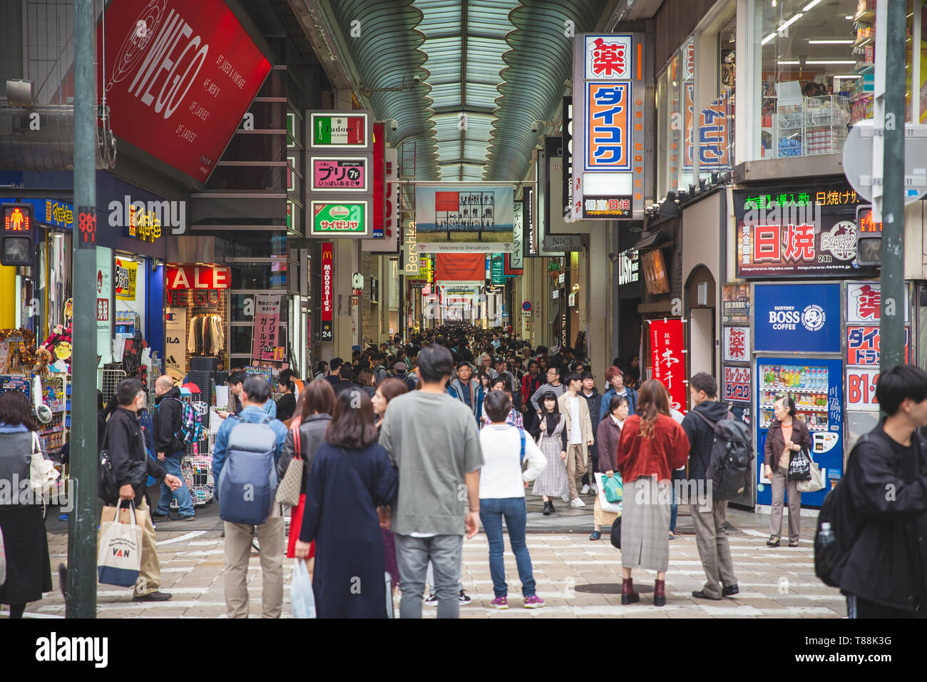 Osaka, Giappone - Ott,16,2018:shinsaibashi shopping street è il famoso luogo di Osaka in Giappone. Foto Stock