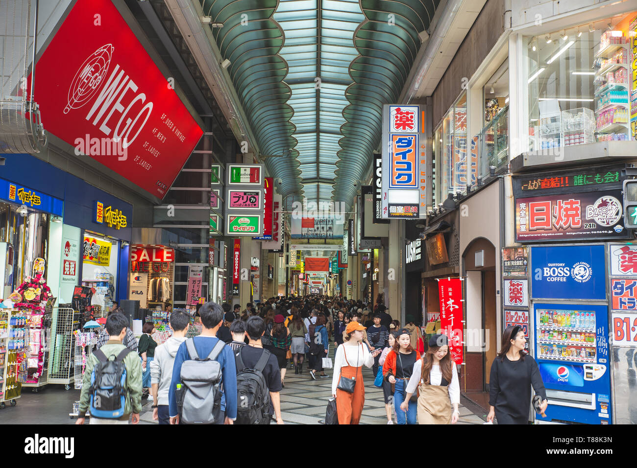 Osaka, Giappone - Ott,16,2018:shinsaibashi shopping street è il famoso luogo di Osaka in Giappone. Foto Stock