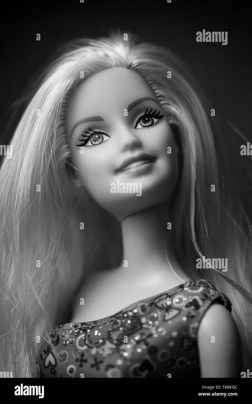 WOODBRIDGE, NEW JERSEY - 10 Maggio 2019: UN 2000s era bambola Barbie si pone per un colpo di testa Foto Stock