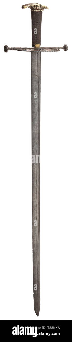 Un landsknecht officer spada del sud della Germania, eventualmente Monaco di Baviera, circa 1525-1550. Singola lama a bordo con tripla gualchiere su entrambi i lati con una lunga a doppio taglio e punto Pi mark colpito sulla retromarcia. Dritto croce di ferro-guard, il pulsante a forma di set di terminali fuori da balaustre e tagliata a spirale. Rivettata piastra di protezione forata con la croce centrale e il design del cuore, avvolte a spirale in corrispondenza di entrambi i lati. Il bordo anteriore finemente cordata. Legno, pelle di pesce-grip coperto con pomo d'Avorio scolpita in rilievo (ritiro crack). Sulla parte superiore di una figura femminile stante in costume contemporaneo, th, Additional-Rights-Clearance-Info-Not-Available Foto Stock
