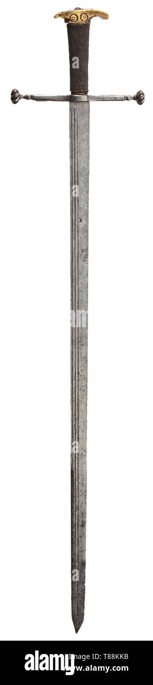 Un landsknecht officer spada del sud della Germania, eventualmente Monaco di Baviera, circa 1525-1550. Singola lama a bordo con tripla gualchiere su entrambi i lati con una lunga a doppio taglio e punto Pi mark colpito sulla retromarcia. Dritto croce di ferro-guard, il pulsante a forma di set di terminali fuori da balaustre e tagliata a spirale. Rivettata piastra di protezione forata con la croce centrale e il design del cuore, avvolte a spirale in corrispondenza di entrambi i lati. Il bordo anteriore finemente cordata. Legno, pelle di pesce-grip coperto con pomo d'Avorio scolpita in rilievo (ritiro crack). Sulla parte superiore di una figura femminile stante in costume contemporaneo, th, Additional-Rights-Clearance-Info-Not-Available Foto Stock