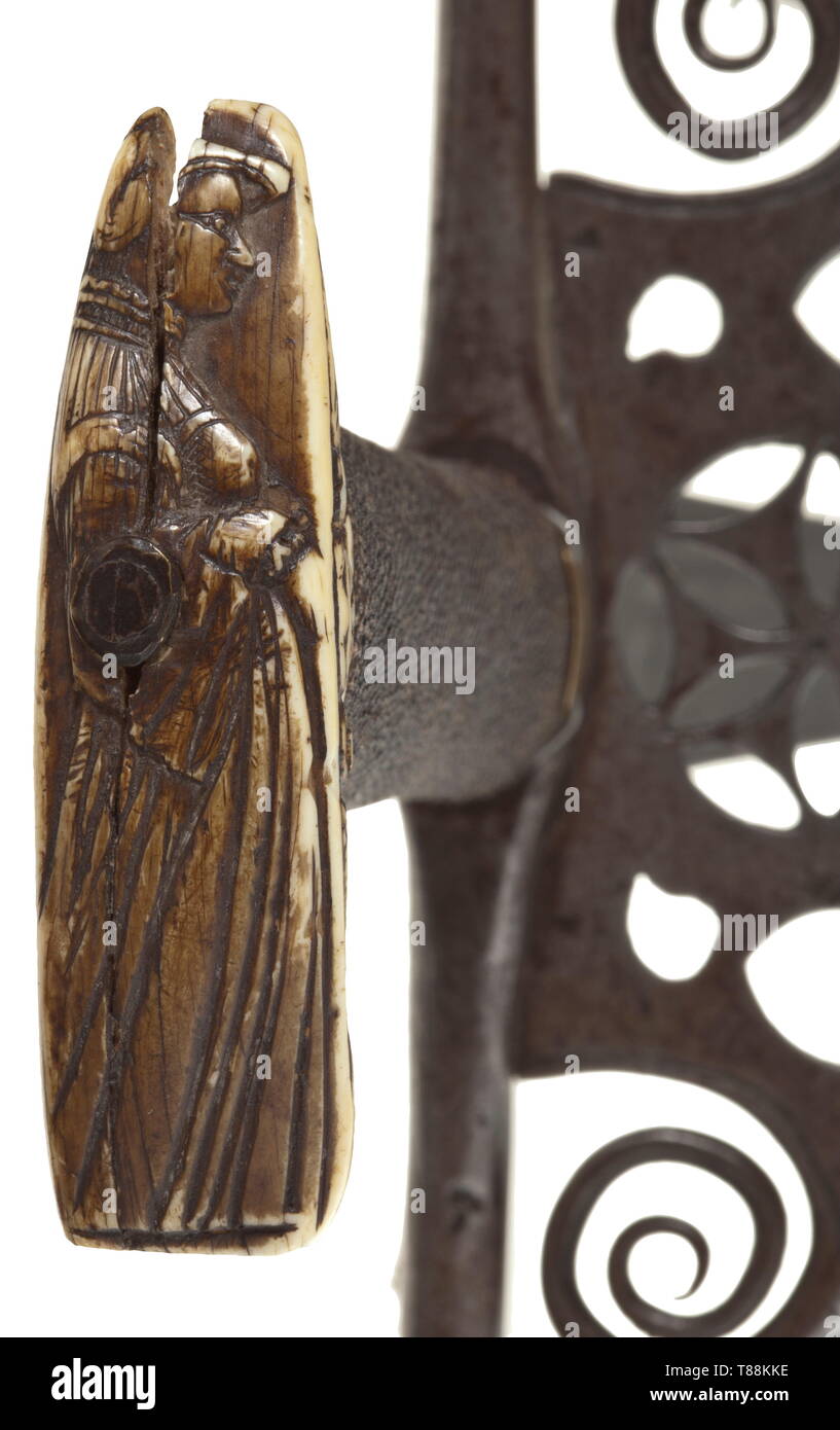 Un landsknecht officer spada del sud della Germania, eventualmente Monaco di Baviera, circa 1525-1550. Singola lama a bordo con tripla gualchiere su entrambi i lati con una lunga a doppio taglio e punto Pi mark colpito sulla retromarcia. Dritto croce di ferro-guard, il pulsante a forma di set di terminali fuori da balaustre e tagliata a spirale. Rivettata piastra di protezione forata con la croce centrale e il design del cuore, avvolte a spirale in corrispondenza di entrambi i lati. Il bordo anteriore finemente cordata. Legno, pelle di pesce-grip coperto con pomo d'Avorio scolpita in rilievo (ritiro crack). Sulla parte superiore di una figura femminile stante in costume contemporaneo, th, Additional-Rights-Clearance-Info-Not-Available Foto Stock