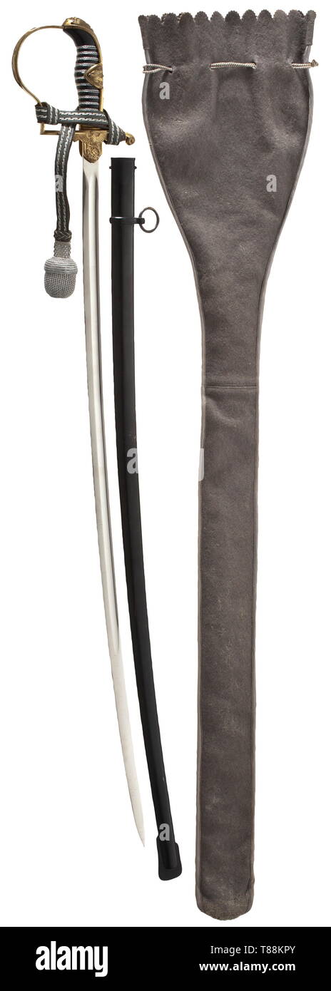 Un sabre per ufficiali "Prinz Eugen' dal 'Feldherrn' serie della società Eickhorn. Molto ben conservato con lama colpito maker logo della articolazione dorato-bow elsa con foglie in rilievo e aquila nazionale su cross-guard e pomo cap. Acciaio verniciato nero fodero. Officer spada del nodo. Con originale grigio guaina in feltro. Lunghezza 98 cm. storica, storica, esercito, eserciti, forze armate, militare, militaria, xx secolo, Editorial-Use-solo Foto Stock