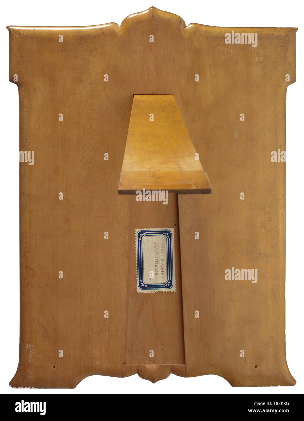 Un importante foto ritratto dello zar Nicola II con firma manoscritta in inchiostro, Russia, datata 'Swinemünde 1907'. Sul bordo destro della firma in rilievo della corte fotografo "C. E. de - Hahn & Co. - Tzarskoe Selo". Leggermente spotted. Sotto vetro laccato in legno di betulla con telaio argento, finemente incisa stile russo monta. Sotto la applicato Tsar corona testa kokoshnik mark, sul stilizzati double eagle San Pietroburgo hallmark per '84' zolotniki e master marchio "A.B' per 'Andrey Bragin'. Sotto il piedistallo l'etichetta 'Privat Archiv Paolo v. Hintz Additional-Rights-Clearance-Info-Not-Available Foto Stock