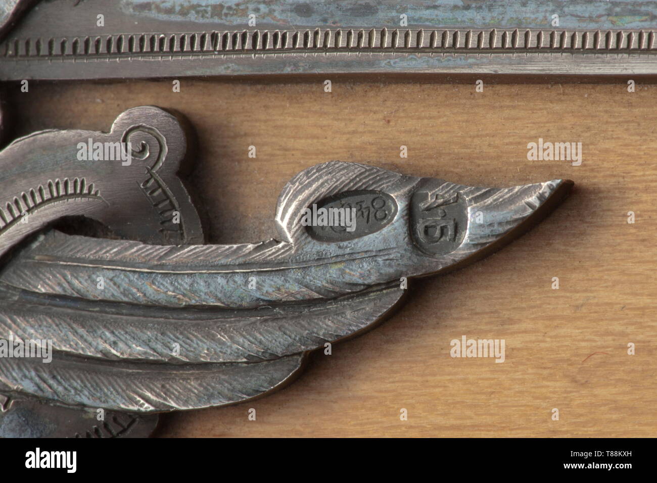 Un importante foto ritratto dello zar Nicola II con firma manoscritta in inchiostro, Russia, datata 'Swinemünde 1907'. Sul bordo destro della firma in rilievo della corte fotografo "C. E. de - Hahn & Co. - Tzarskoe Selo". Leggermente spotted. Sotto vetro laccato in legno di betulla con telaio argento, finemente incisa stile russo monta. Sotto la applicato Tsar corona testa kokoshnik mark, sul stilizzati double eagle San Pietroburgo hallmark per '84' zolotniki e master marchio "A.B' per 'Andrey Bragin'. Sotto il piedistallo l'etichetta 'Privat Archiv Paolo v. Hintz Additional-Rights-Clearance-Info-Not-Available Foto Stock