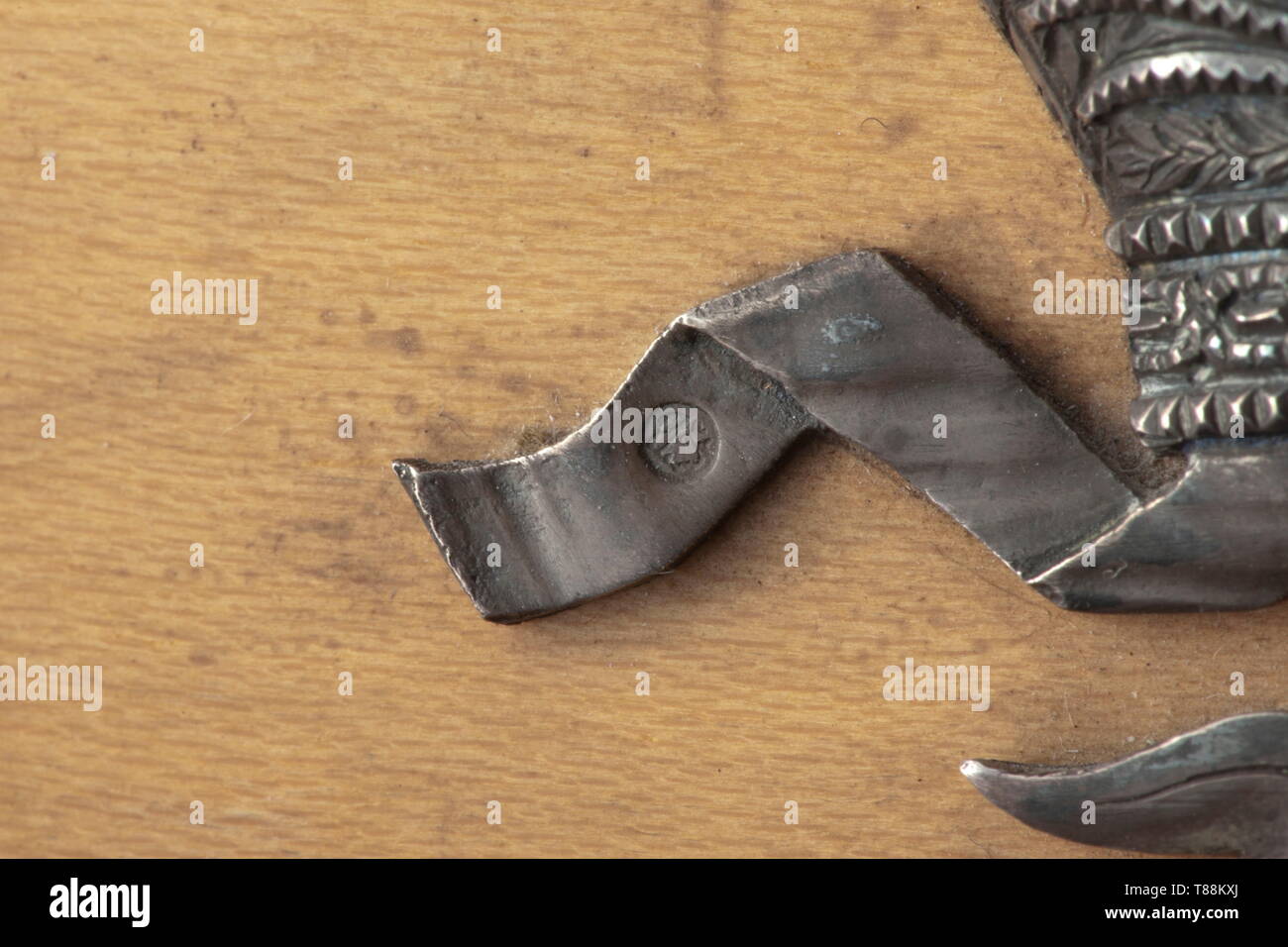 Un importante foto ritratto dello zar Nicola II con firma manoscritta in inchiostro, Russia, datata 'Swinemünde 1907'. Sul bordo destro della firma in rilievo della corte fotografo "C. E. de - Hahn & Co. - Tzarskoe Selo". Leggermente spotted. Sotto vetro laccato in legno di betulla con telaio argento, finemente incisa stile russo monta. Sotto la applicato Tsar corona testa kokoshnik mark, sul stilizzati double eagle San Pietroburgo hallmark per '84' zolotniki e master marchio "A.B' per 'Andrey Bragin'. Sotto il piedistallo l'etichetta 'Privat Archiv Paolo v. Hintz Additional-Rights-Clearance-Info-Not-Available Foto Stock