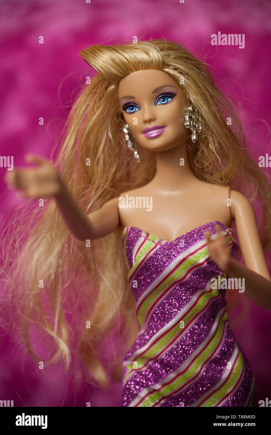 WOODBRIDGE, NEW JERSEY - 10 Maggio 2019: UN 2000s era bambola Barbie brilla  in strisce di un abito da sera e grandi orecchini Foto stock - Alamy