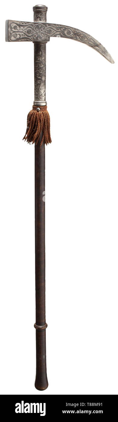 Un Ottomano War Hammer (Nadziak), nello stile del XVII secolo ferro cavo testa di martello con sontuosi applicazioni ornamentali in argento su entrambi i lati. Albero di legno, l'argento manicotto albero con sbalzato e cesellato viticcio decorazioni. Lunghezza 94,5 cm. Di alta qualità replica di un ottomano war hammer nello stile del XVII secolo. Il presente modello è stato fabbricato nel 1883 in occasione del bicentenario dell'assedio di Vienna per una mostra a Varsavia. storica, storico Ottomano, Orient, orientale, Asia, Asia Additional-Rights-Clearance-Info-Not-Available Foto Stock