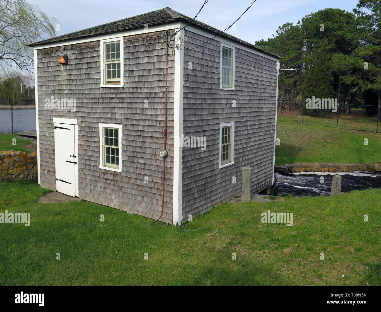 Stati Uniti d'America, Massachusetts, Cape Cod, New England, Yarmouth, Baxter Grist Mill, mareomotrice, acqua azionata, cigni, nesting Foto Stock