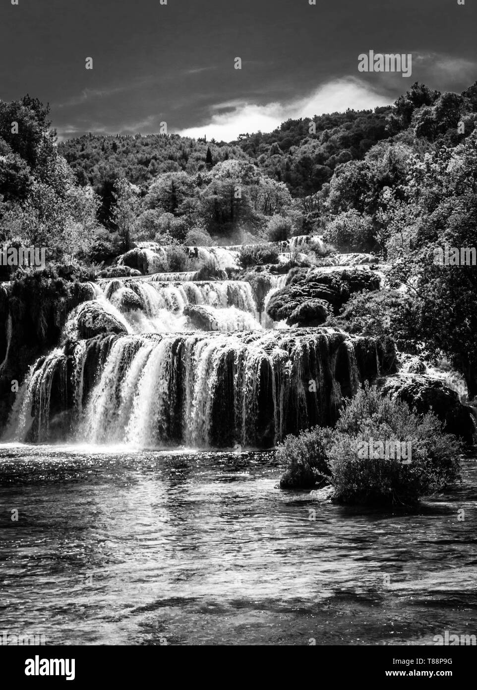 Girato in bianco e nero delle Cascate di Cherca in Croazia Foto Stock