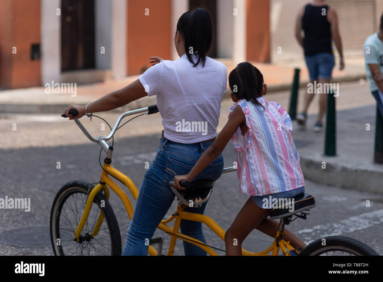 Mamma e figlia su una bicicletta costruita per due. Foto Stock
