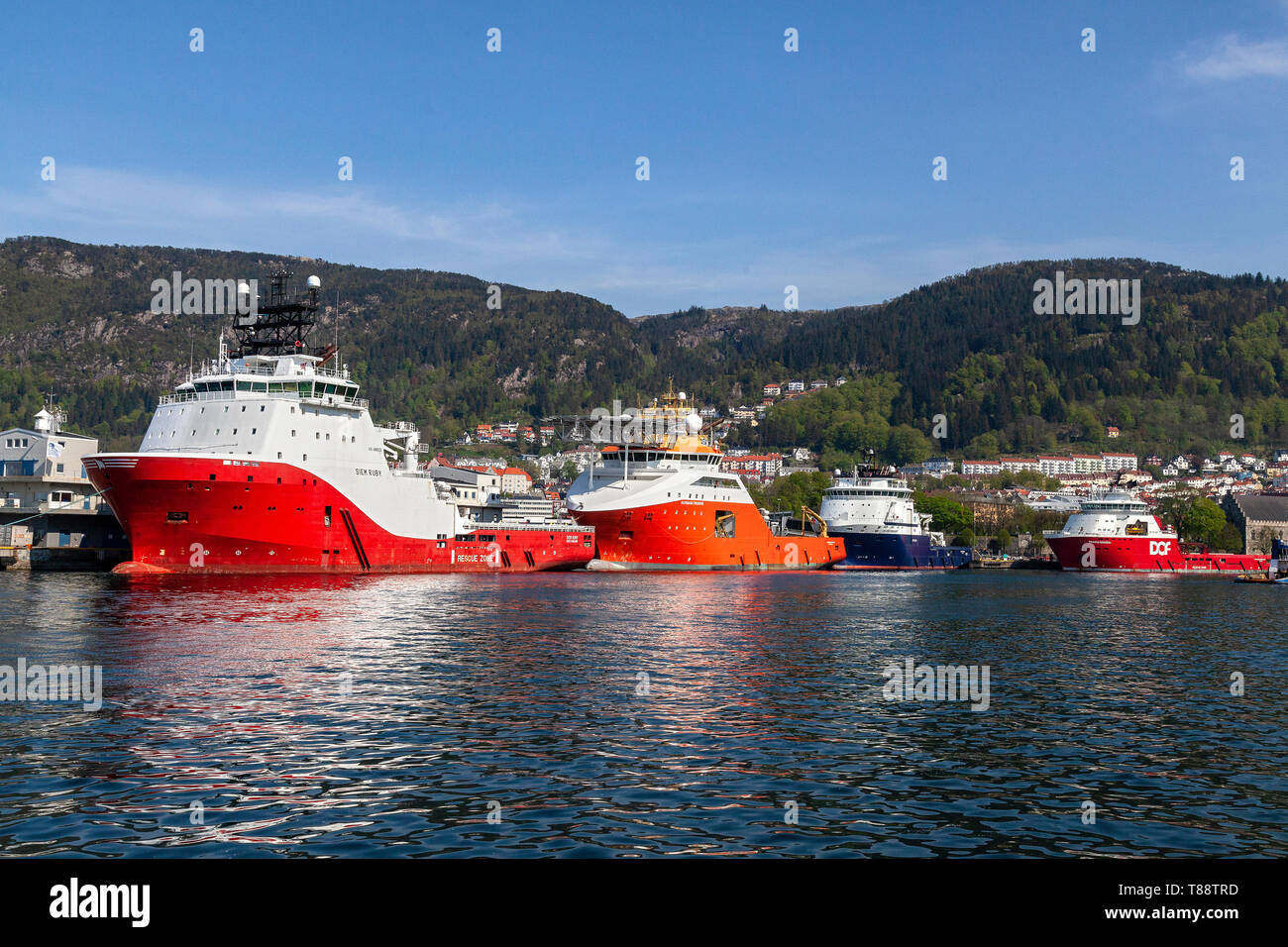 AHTS Offshore supply vessels Siem Ruby, Normand prosperare, Isola di avanguardia e Skandi Bergen nel porto di Bergen, Norvegia Foto Stock