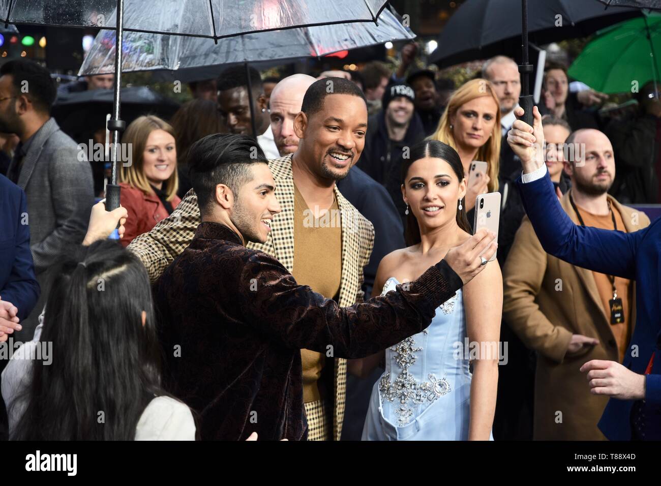 Mena Massoud, Will Smith, Naomi Scott prendere un selfie. Gala europeo di Aladdin, Odeon Luxe, Leicester Square, Londra Foto Stock