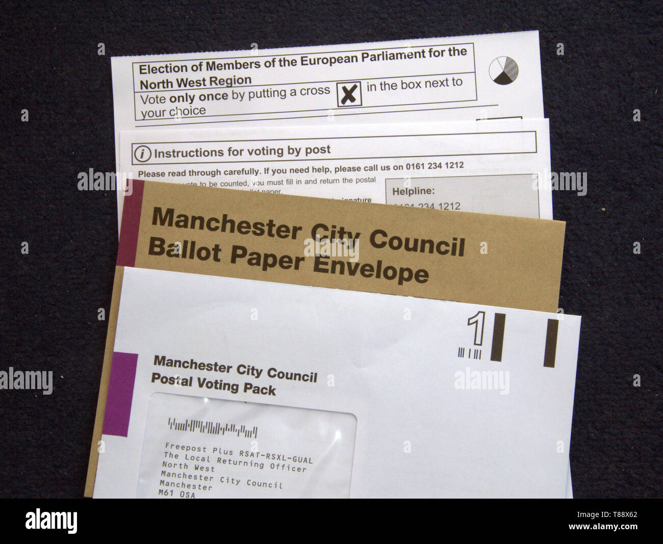 Il voto postale pacco inviato a un elettore da Manchester City Council nel Regno Unito per le elezioni europee del 23 maggio 2019 Foto Stock