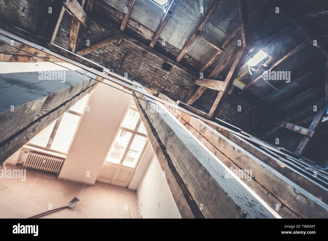 Vuoto / attico loft durante il dry rot rinnovo, vecchio tetto Foto Stock