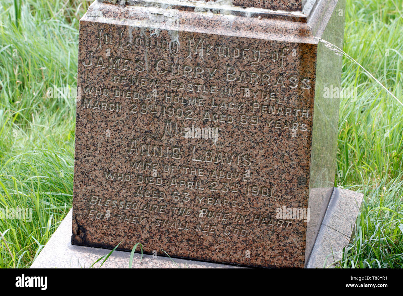 Plinto inciso su una tomba a James Curry Barrass Foto Stock