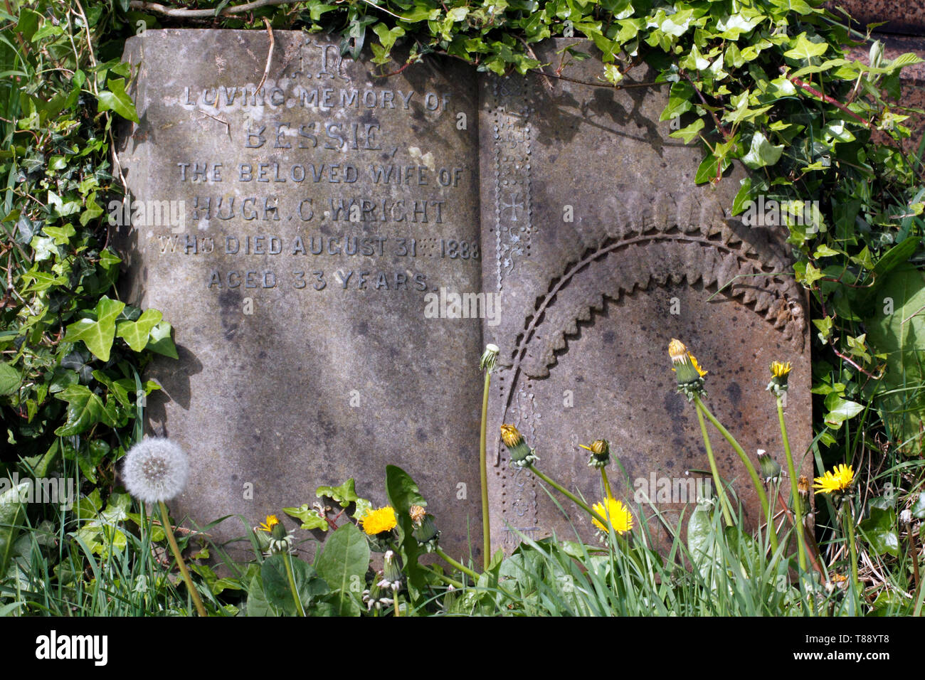 In stile libro grave marker con una foglia di felce sulla pagina aperta Foto Stock