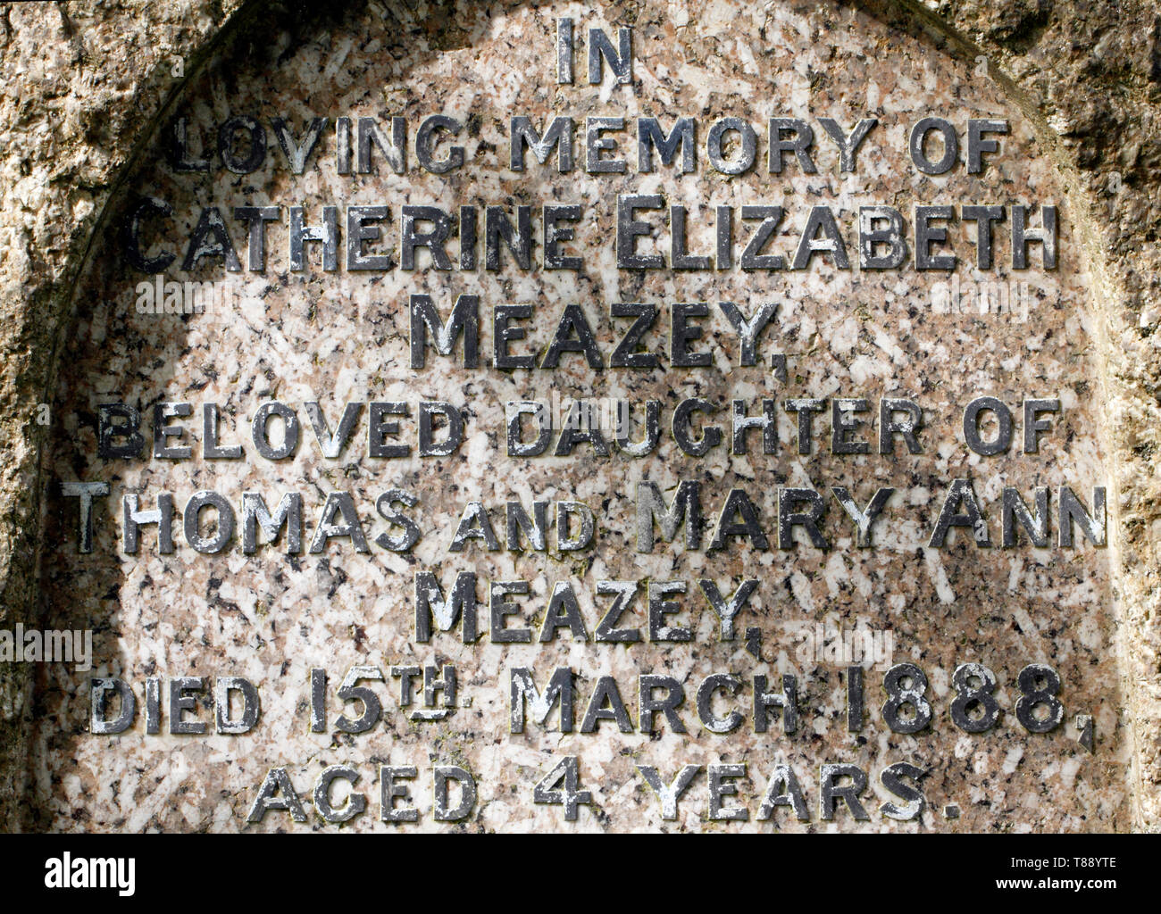 Lapide con lettere in rilievo che segna il luogo di sepoltura di mebers della famiglia Meazey, Foto Stock