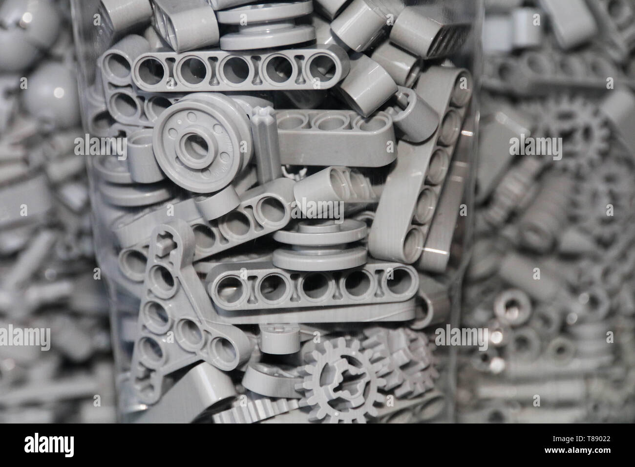LEGO Technic mattoni nella luce bluastra colore grigio Foto Stock