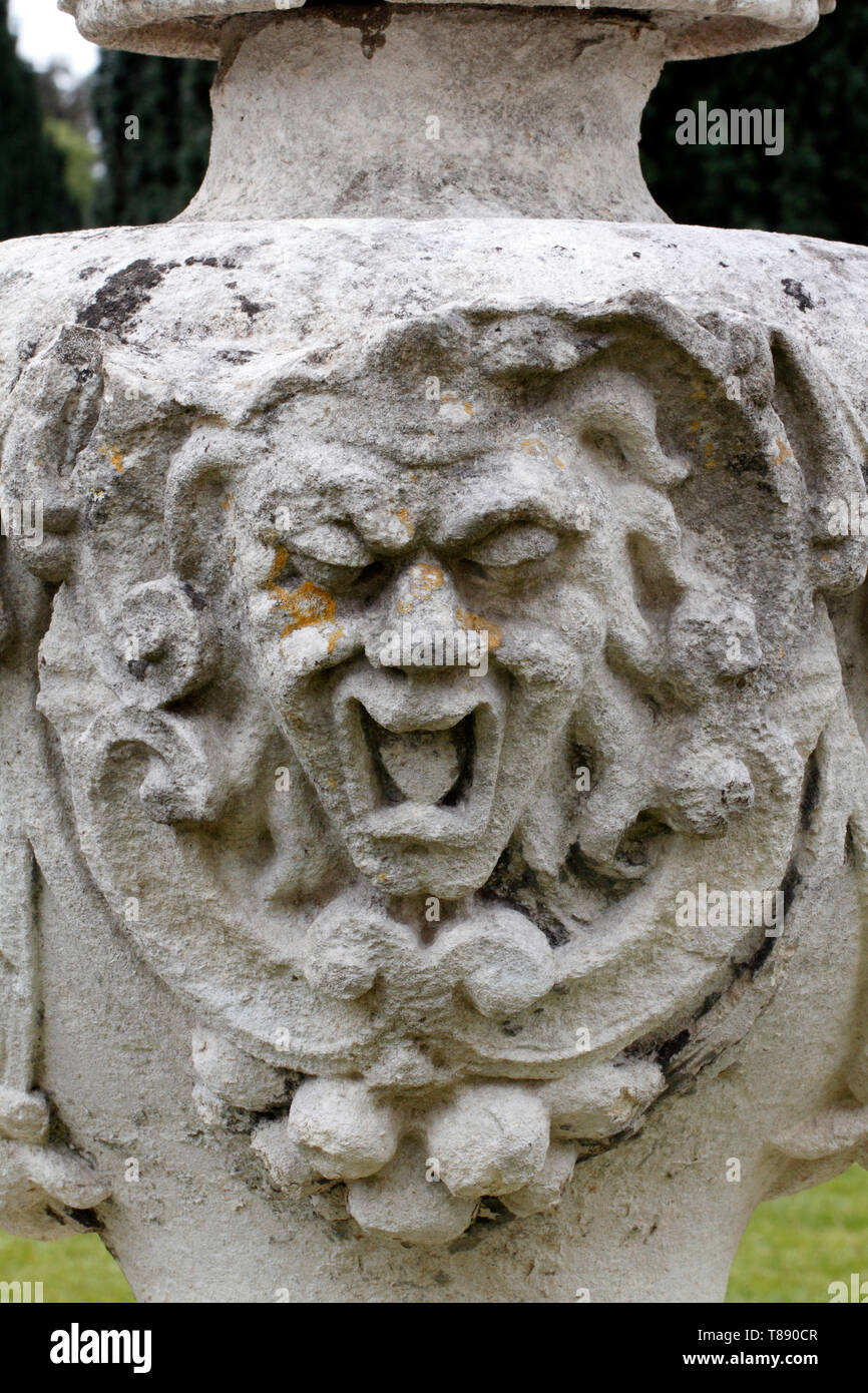 Ridendo giullari faccia sul lato di una pentola o urn. Foto Stock