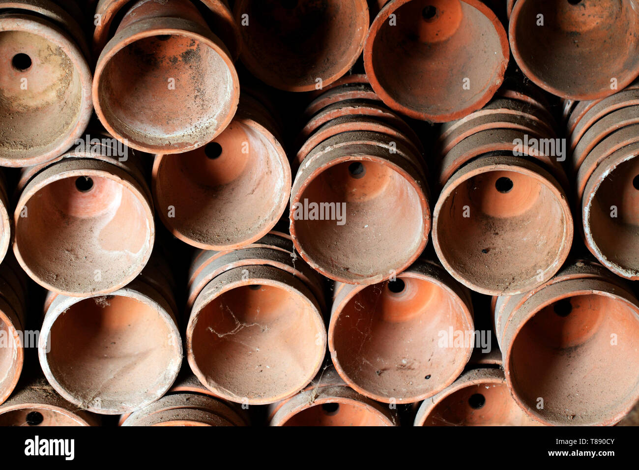 Creta ceramica vasi da fiori impilati e pronto per l'uso in un orto Foto Stock
