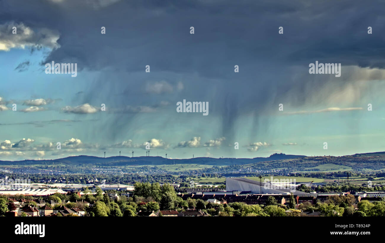 Glasgow, Scotland, Regno Unito, 11 maggio 2019, UK Meteo. Anche quando il sole splende si riversa come pioggia vene appaiono sulla parte meridionale della città e il Intu centro shopping a Braehead, Credito Gerard Ferry/Alamy Live News Foto Stock